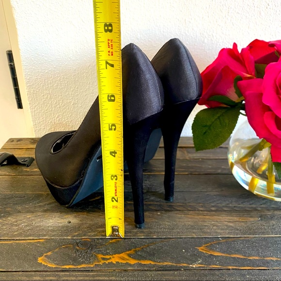 Traffic Satin Pumps (Size 6).🌹 - Picture 16 of 16